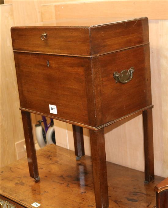 A George III mahogany cellaret, W.45cm